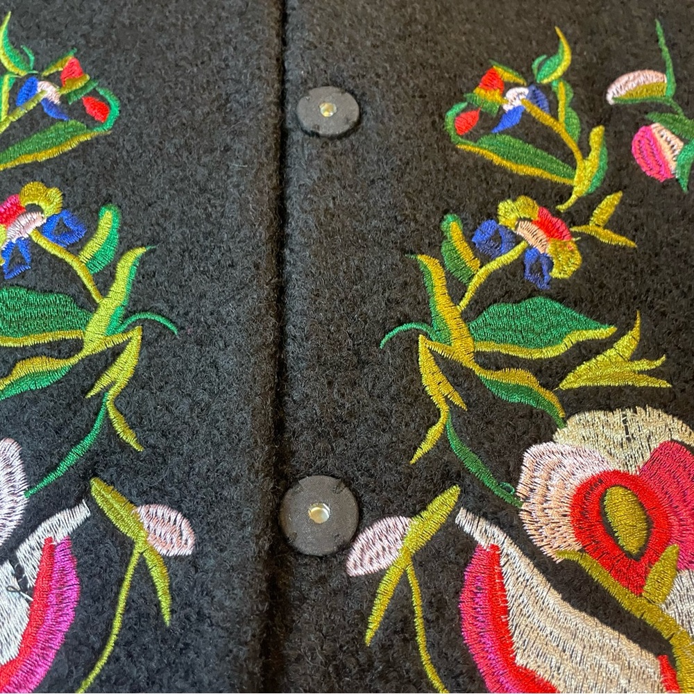 Elegant Vintage Embroidered Floral Black Jacket.
Size XL - Picture 8 of 15